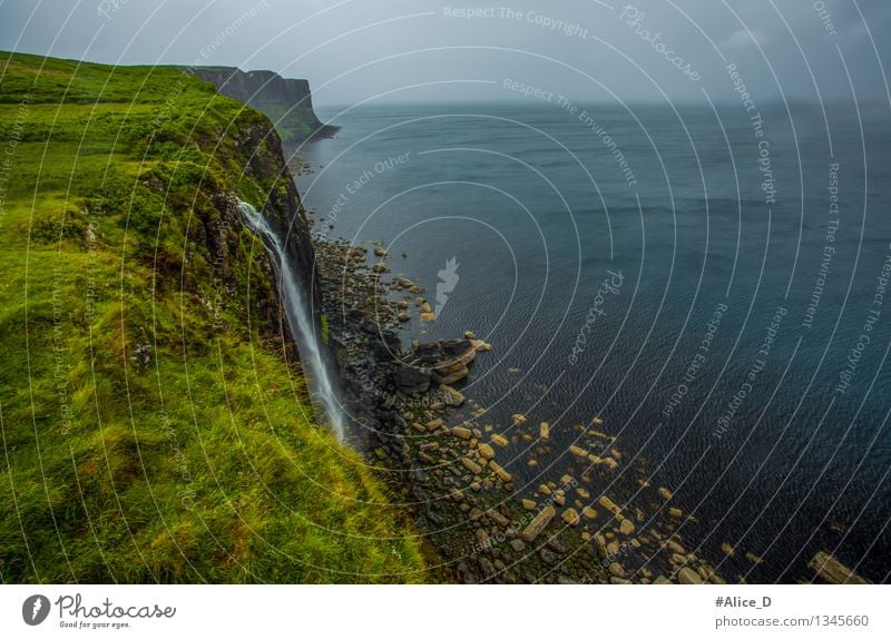 Kilt Rock Wasserfall Umwelt Natur Landschaft Urelemente Horizont Klima Wetter schlechtes Wetter Nebel Regen Gras Moos Wiese Feld Felsen Küste Meer Insel skye