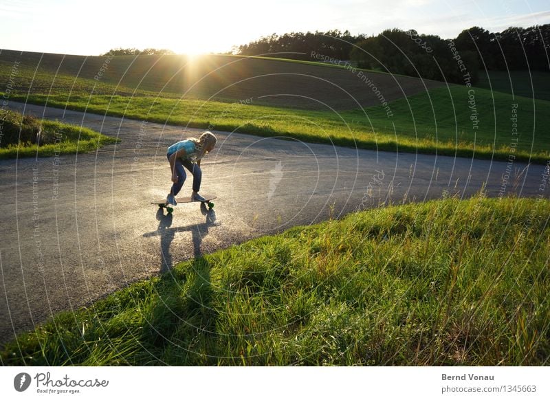 Vollgas Mensch feminin Kind Mädchen Kindheit 1 8-13 Jahre schön sportlich gelb grün downhill abwärts Longboard Skateboard Skateboarding Geschwindigkeit