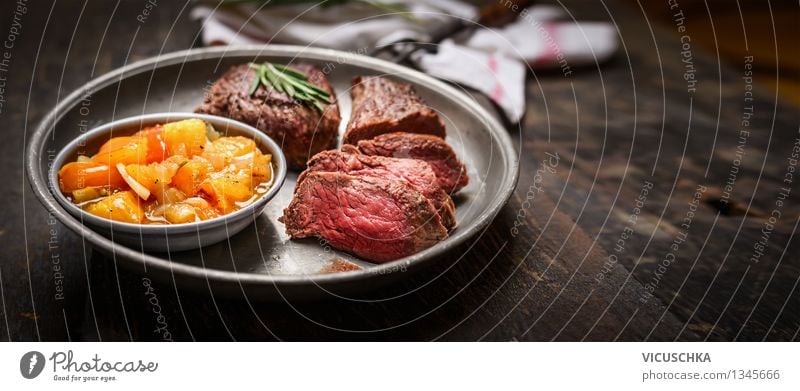 Medium gebratenes Fleisch Steak und Salsa-Sauce Lebensmittel Gemüse Salat Salatbeilage Ernährung Mittagessen Abendessen Bioprodukte Diät Teller