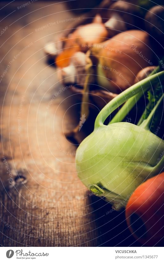 Frischer Kohlrabi und Gemüse Lebensmittel Ernährung Mittagessen Abendessen Bioprodukte Vegetarische Ernährung Diät Gesunde Ernährung Tisch Küche Natur Design