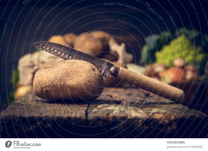 Kartoffeln und alter Messer Lebensmittel Gemüse Ernährung Mittagessen Abendessen Bioprodukte Vegetarische Ernährung Diät Stil Design Gesunde Ernährung Garten