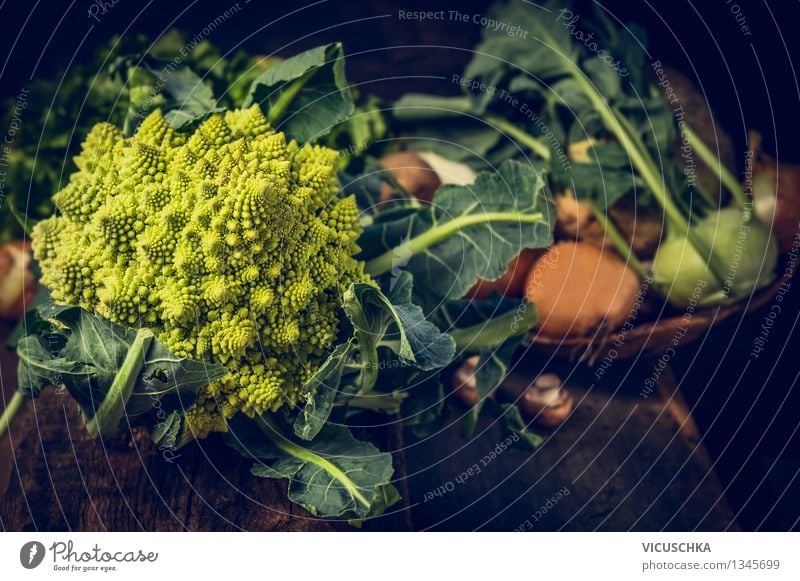 Romanesco Kohl und andere Gemüse Lebensmittel Ernährung Mittagessen Abendessen Bioprodukte Vegetarische Ernährung Diät Lifestyle Stil Design Gesunde Ernährung