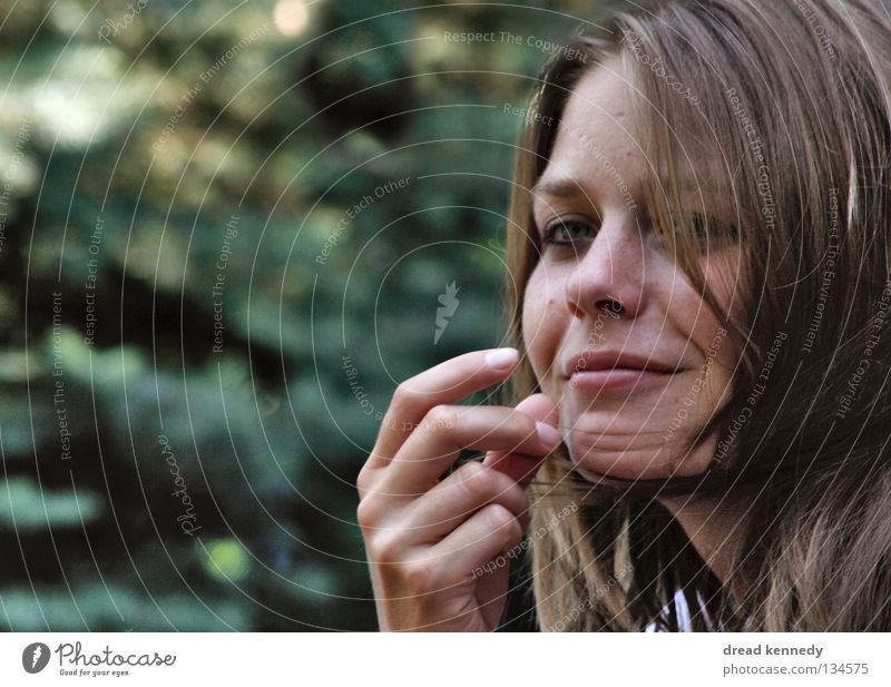 Sandra Farbfoto Außenaufnahme Nahaufnahme Textfreiraum links Textfreiraum oben Textfreiraum unten Tag Sonnenlicht Zentralperspektive Porträt Blick nach vorn