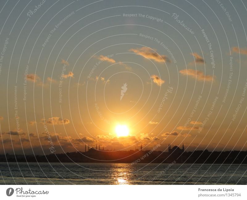 Die Sonne über Istanbul Ferne Städtereise Kreuzfahrt Sommer Meer Architektur Türkei Hafenstadt Altstadt Skyline Moschee Minarett Hagia Sophia Blaue Moschee