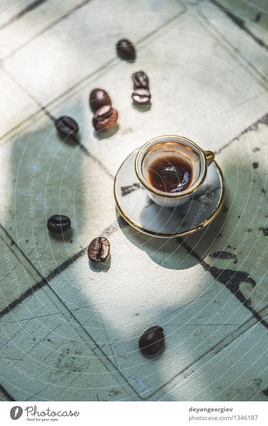 Tasse Kaffee auf dem Tisch Espresso Schreibtisch alt frisch heiß klein retro braun schwarz Miniatur hölzern Top Café trinken Aussicht Holz Koffein Becher