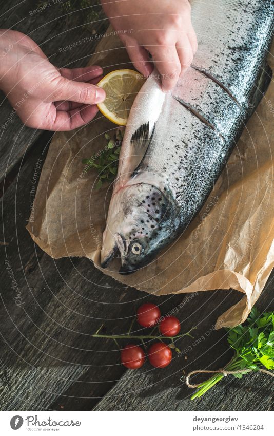 Vorbereiten ganze Lachs Fisch zum Kochen. Meeresfrüchte Gemüse Abendessen Tisch Seil Papier dunkel frisch lecker schwarz Lebensmittel kochen & garen roh