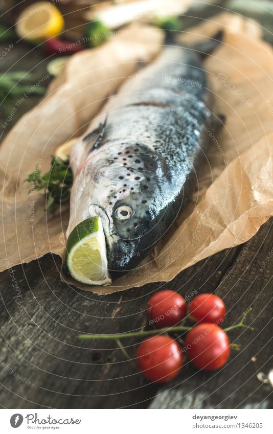 Bereiten ganze Lachs Fisch zum Kochen Meeresfrüchte Gemüse Abendessen Tisch Seil Papier dunkel frisch lecker schwarz Lebensmittel kochen & garen roh