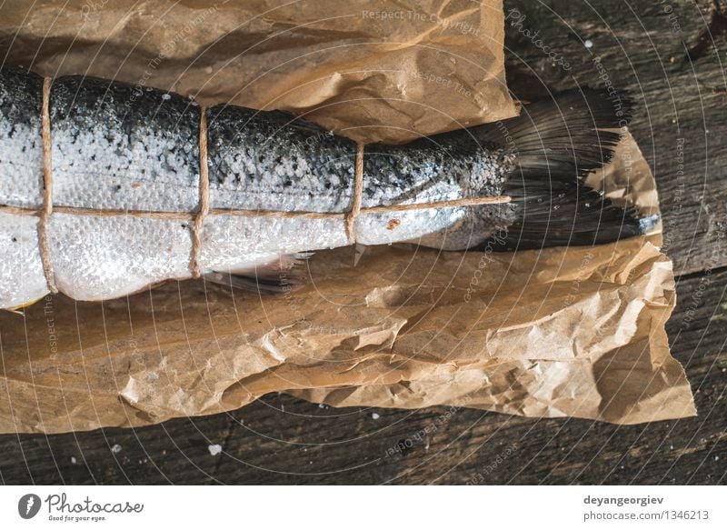 Ein Seil an Fische zum Grillen binden Meeresfrüchte Abendessen Tisch Papier dunkel frisch lecker schwarz kochen & garen roh Zutaten Mahlzeit Vorbereitung