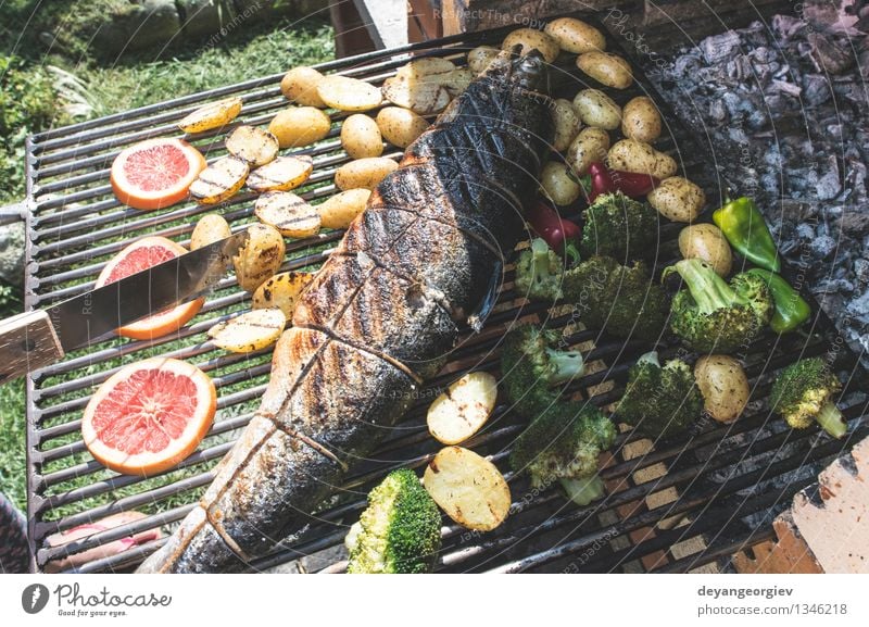 Lachsfisch am Grill rösten Fleisch Meeresfrüchte Gemüse Mittagessen Seil Papier frisch heiß rot gebraten Kartoffeln Steak Feinschmecker Mahlzeit Braten Brokkoli