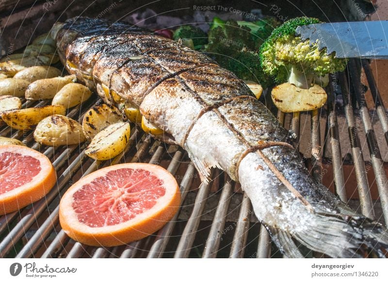 Lachsfisch am Grill rösten Fleisch Meeresfrüchte Gemüse Mittagessen Seil Papier frisch heiß rot gebraten Kartoffeln Steak Feinschmecker Mahlzeit Braten Brokkoli