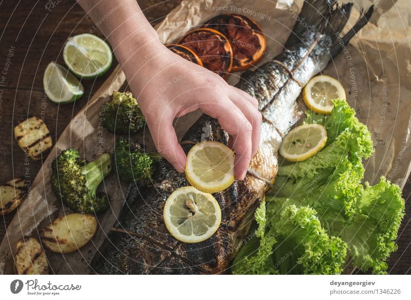 Gebratener Lachs und Gemüse Pfanne Tisch Küche Koch Mensch Hand Essen Kartoffeln Zitrone heimwärts Zutaten kochen & garen Dorado Hausfrau heimisch Nahaufnahme