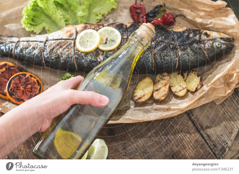 Gebratener Lachs und Gemüse Meeresfrüchte Abendessen Diät Flasche Hand Papier frisch lecker natürlich weiß Kartoffeln Kochpapier kochen & garen Mahlzeit roh