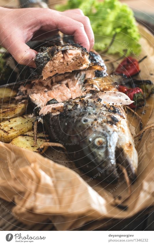 Gebratener Lachs und Gemüse Meeresfrüchte Mittagessen Abendessen Teller Seil Papier grün weiß Mahlzeit Feinschmecker Speise gebraten Möhre Brokkoli Zitrone