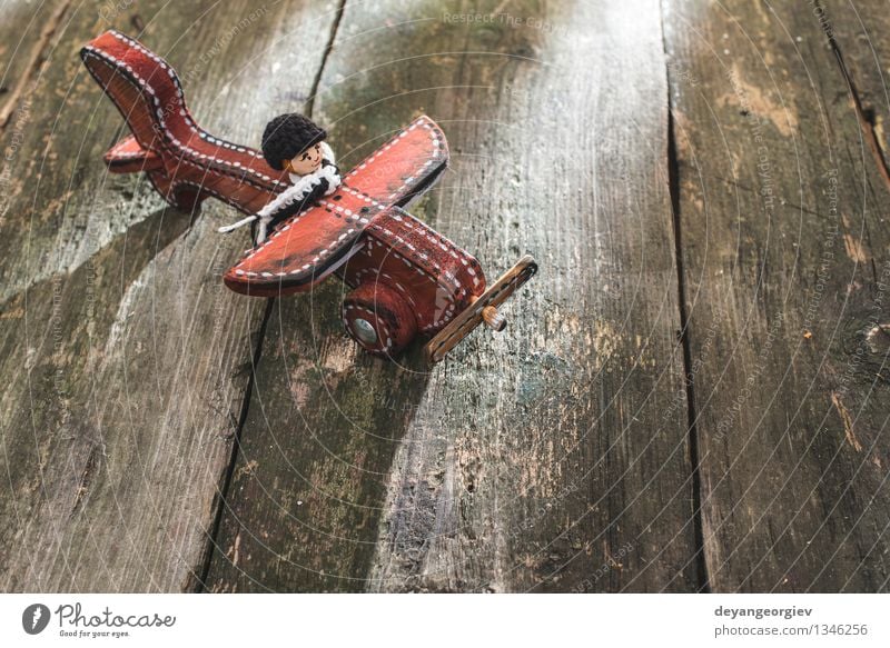 Hölzernes Flugzeug der Weinlese auf hölzernem Brett Ferien & Urlaub & Reisen Handwerk Luft Verkehr Fluggerät Spielzeug alt klein retro Tradition Ebene