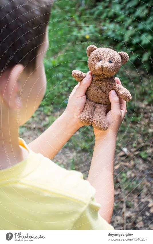 Kindergriff Teddybär Spielen Baby Mädchen Junge Kindheit Hand Spielzeug klein braun Bär Halt traurig jung eine Porträt