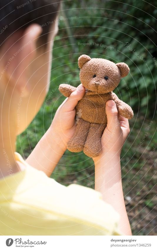 Kindergriff Teddybär Spielen Baby Mädchen Junge Kindheit Hand Spielzeug klein braun Bär Halt traurig jung eine Porträt