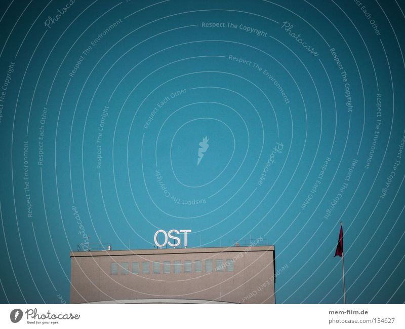 ost Osten Berlin Berlin-Mitte Wiedervereinigung Ostalgie Fahne Morgenland Ossis Wessis Buchstaben Schriftzeichen Westen volksbühne DDR Himmel pds