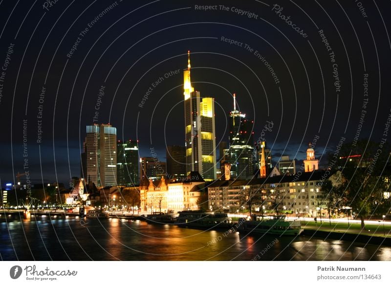 Skyline bei Nacht II Stadt Frankfurt am Main Reflexion & Spiegelung Hochhaus Sonnenuntergang Sonnenaufgang Licht Langzeitbelichtung Börsenstadt Mainhattan