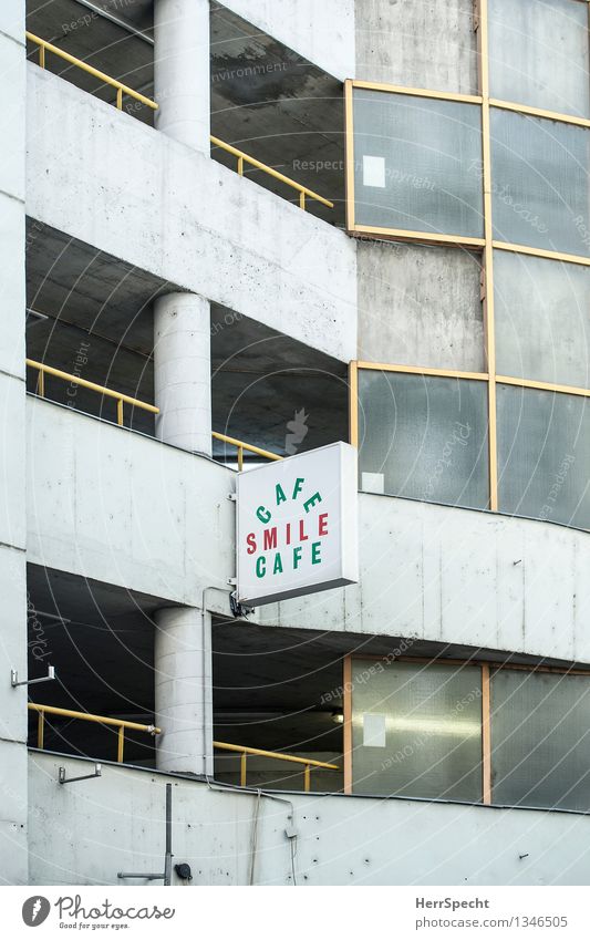 Bitte lächeln Stadt Bauwerk Gebäude Fassade Beton Metall Schriftzeichen Schilder & Markierungen dunkel hässlich kalt retro trashig trist grau Enttäuschung