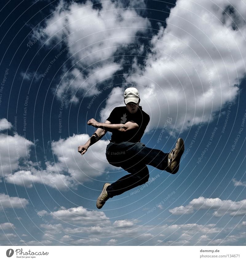 kick off Mann Kerl gefroren Wolken Sommer Mütze Hose Hemd Hand Finger Schweben springen Kick treten Anstoß Spielen Anspannung Freude fliegen Luftverkehr Himmel