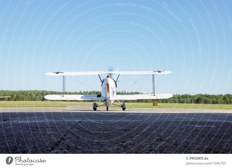 Doppeldeckerstart Landschaft Luft Himmel Wolkenloser Himmel Wald Luftverkehr Flugzeug Flughafen Landebahn Flugzeuglandung Flugzeugstart blau Abheben Propeller