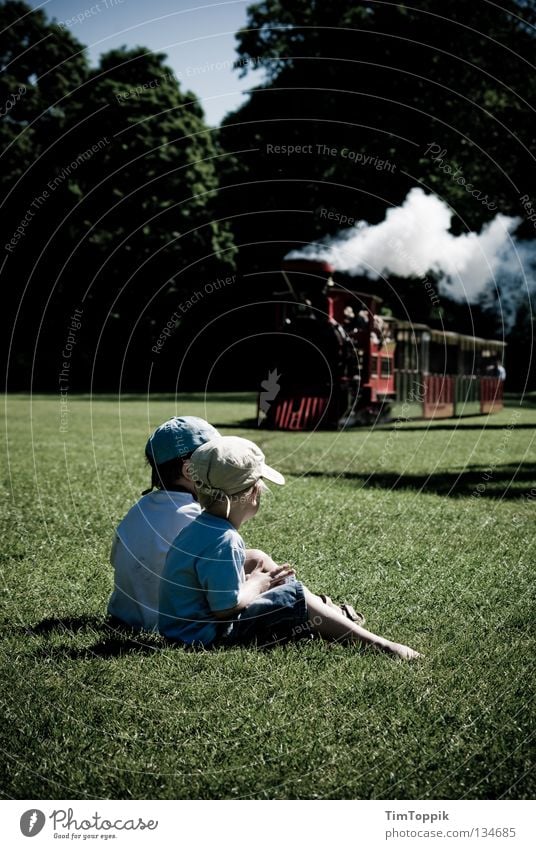 Idyll Kind Lokomotive Dampflokomotive Park Eisenbahn Spielen Blick Erwartung Sommer Familie & Verwandtschaft Ferien & Urlaub & Reisen Sommertag Erholung