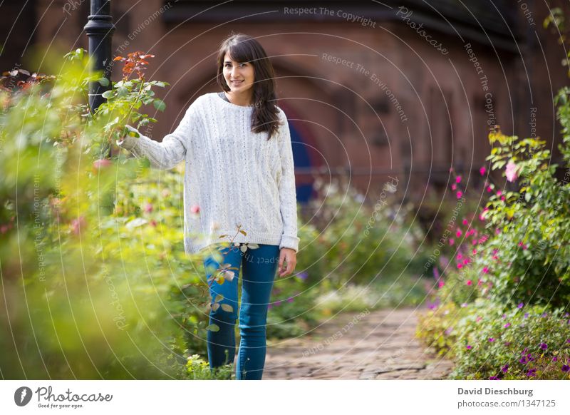 Den Tag genießen Erholung feminin Junge Frau Jugendliche Körper Kopf Gesicht 1 Mensch 18-30 Jahre Erwachsene Frühling Herbst Schönes Wetter Pflanze Blume Garten