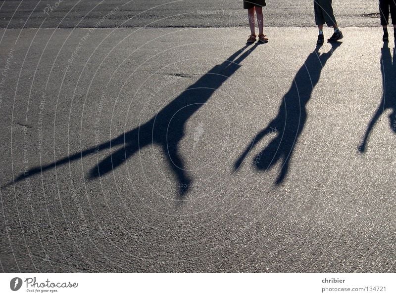 Scheinriesen Schatten Kind Freude Applaus schwarz grau Silhouette Arme Sonnenuntergang Asphalt Beton Straßenbelag Teer Übermut hüpfen Ferien & Urlaub & Reisen