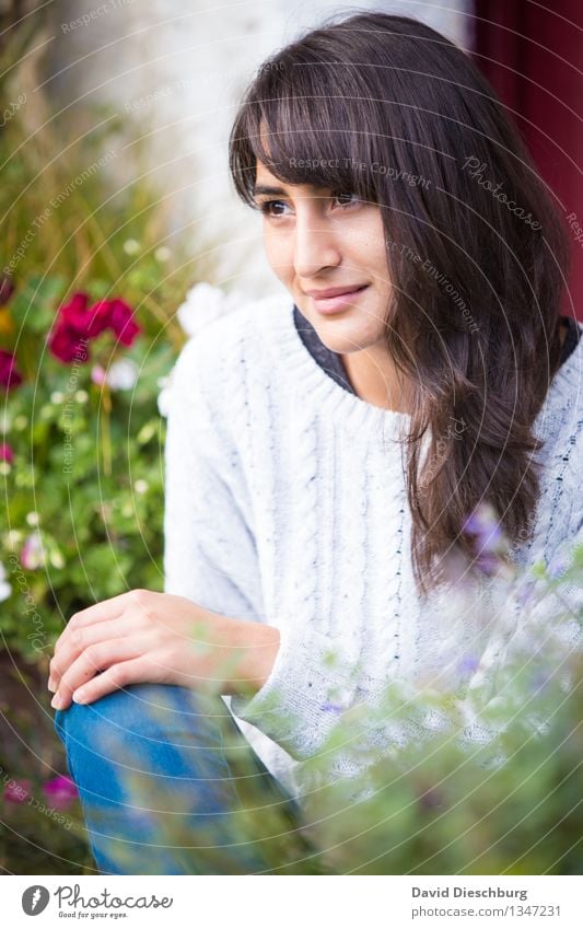 Zufrieden feminin Junge Frau Jugendliche Kopf Gesicht 1 Mensch 18-30 Jahre Erwachsene Frühling Sommer Herbst Schönes Wetter Pflanze Blume Garten Park Pullover