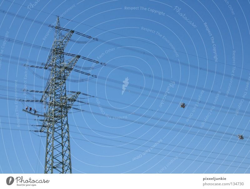 Arbeit in luftiger Höhe Elektrizität Ferne gefährlich Strommast Industrie hoch Niveau Leitung bedrohlich