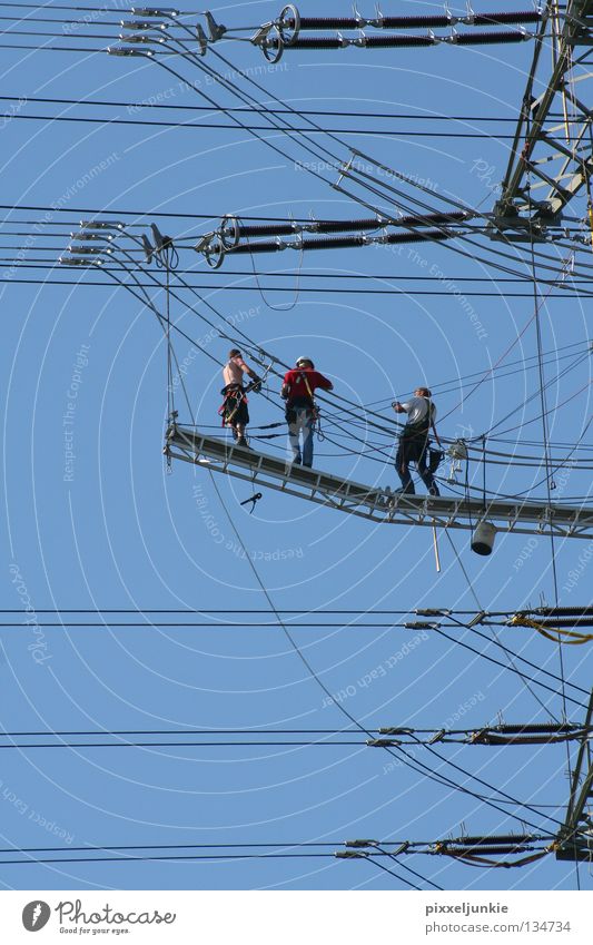 Hartes Handwerk in der Luft luftig schwer gefährlich Elektrizität Elektrisches Gerät Technik & Technologie Niveau bedrohlich Leitung