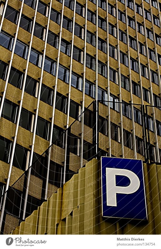 Parkhaus parken Parkplatz Hinweisschild Hochhaus Fassade Beton betoniert Barcelona Spanien Fundament mehrstöckig Etage Fenster Verglasung Dach Haus Plattenbau