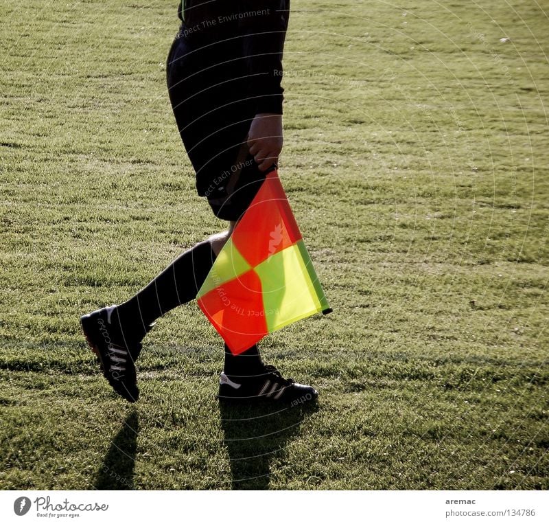 Linienmann Schiedsrichter Linienrichter Schuhe Bekleidung Fahne Sportplatz Fußballplatz Dienstleistungsgewerbe Spielen Mann Beine Rasen