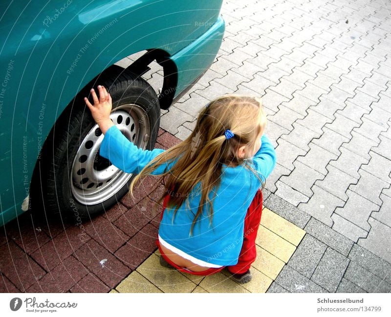 mich findet ja eh keiner Haare & Frisuren Verkehrswege Hose Pullover Stein braun gelb rot Blech Parkplatz grün PKW Felge Kotflügel Reifen Rad berühren abstützen