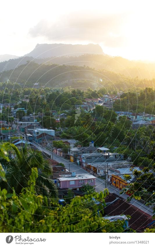 Tafelberg el yunque, Kuba Ferien & Urlaub & Reisen Tourismus Sommerurlaub Berge u. Gebirge Natur Sonnenlicht Baum Kleinstadt Stadt Straße leuchten ästhetisch