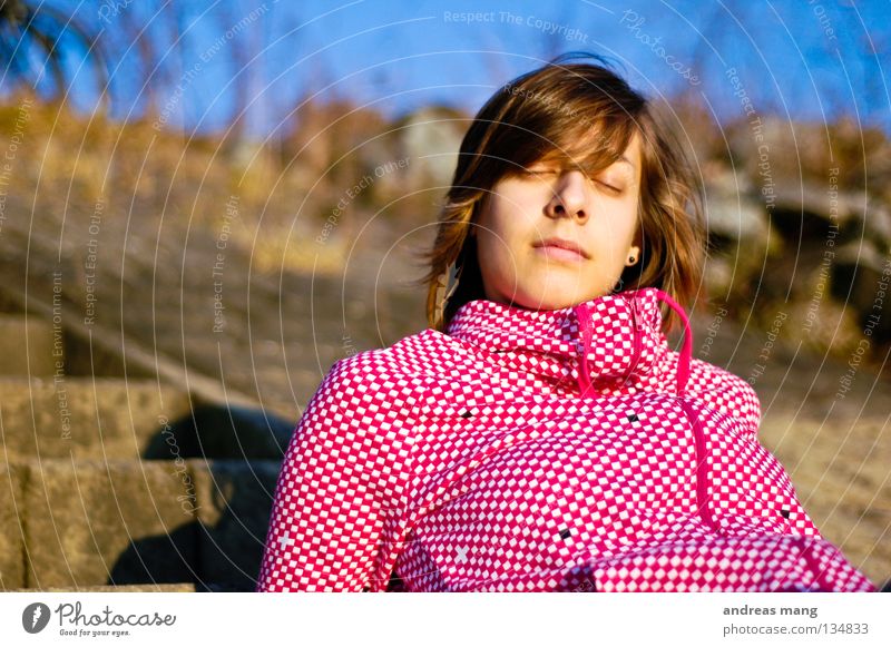 Der Sommer ist da! Erholung ruhig ruhen Frau rosa Pause genießen träumen verträumt Sonne sun relaxing woman chill enjoy enjoying sitting sitzen liegen Treppe