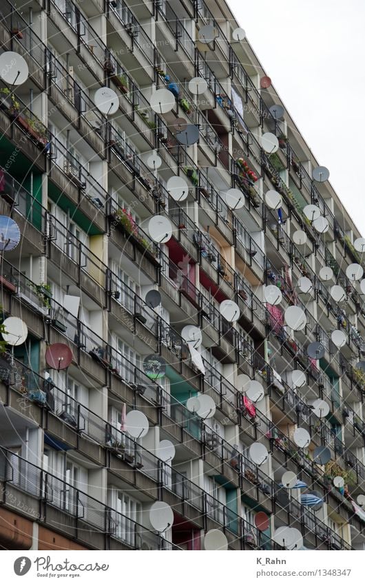 Gemeinschaft Lifestyle Fernsehen schauen Häusliches Leben Wohnung Haus Fernseher Technik & Technologie Unterhaltungselektronik Stadt Hochhaus Fassade Balkon