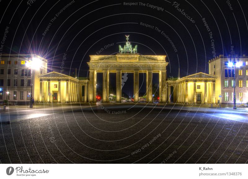 Brandenburger Tor Ferien & Urlaub & Reisen Tourismus Ausflug Städtereise Nachtleben Kunst Kunstwerk Architektur Sehenswürdigkeit Wahrzeichen Straße Stein