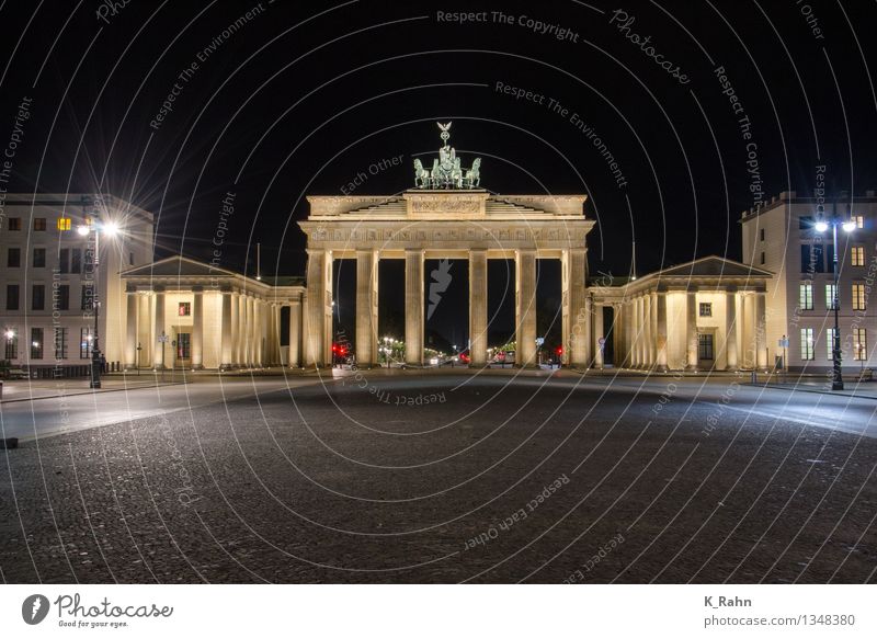 Brandenburger Tor Ferien & Urlaub & Reisen Tourismus Städtereise Nachtleben Gemälde Architektur Sehenswürdigkeit Wahrzeichen Denkmal Straße Stein entdecken