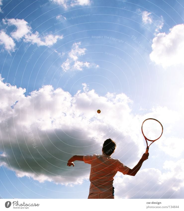 GANZ GROSSES TENNIS Farbfoto Außenaufnahme Textfreiraum oben Tag Sonnenlicht Froschperspektive Oberkörper Freizeit & Hobby Spielen Sport Fitness Sport-Training