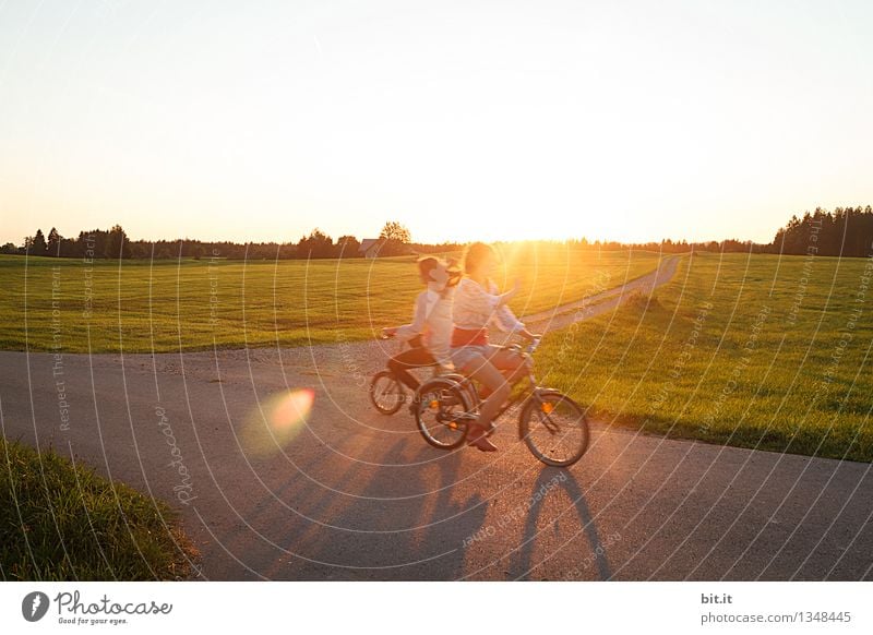 entgegen radeln... Freizeit & Hobby Ferien & Urlaub & Reisen Tourismus Sport Fahrradfahren Mensch feminin Kind Mädchen Junge Frau Jugendliche Geschwister