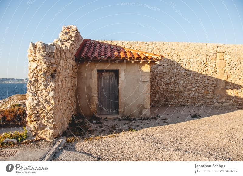 Îles de Marseille IV Natur Landschaft Schönes Wetter Dorf Menschenleer Haus Hütte Burg oder Schloss Ruine Bauwerk Gebäude Architektur ästhetisch Frankreich