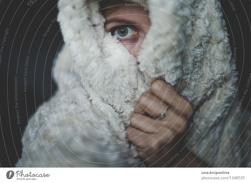 winterschlaf Wohnung Decke Frau Erwachsene 1 Mensch frieren Blick schlafen Krankheit Gefühle Traurigkeit Müdigkeit Einsamkeit Scham Angst Verzweiflung verstört