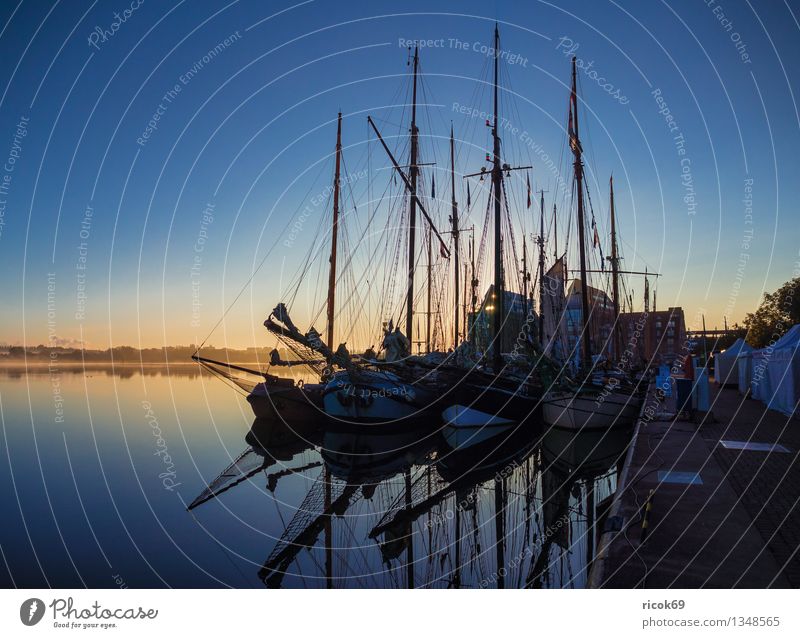 Segelschiffe Ferien & Urlaub & Reisen Segeln Wasser Wolken Hafen Wasserfahrzeug maritim blau Romantik Idylle ruhig Tourismus Tradition Güterverkehr & Logistik