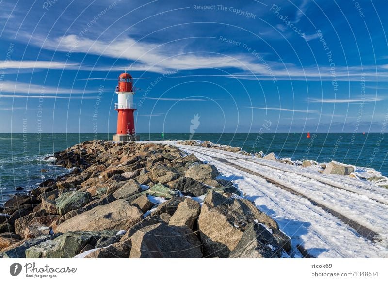 Mole Meer Winter Natur Landschaft Wasser Wolken Küste Ostsee Turm Leuchtturm Architektur Sehenswürdigkeit Wahrzeichen Stein kalt blau rot weiß Tourismus