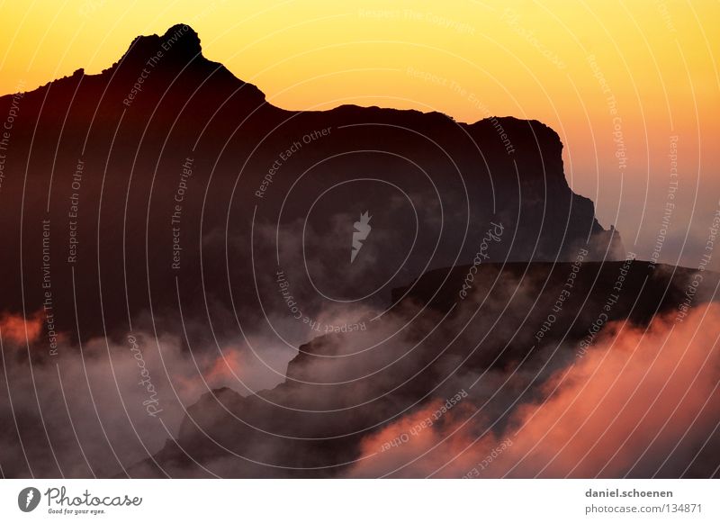 Wandersaison 2008 Sonnenuntergang Cirrus Licht Schweiz Berner Oberland wandern Bergsteigen Freizeit & Hobby Ausdauer Wolken Hochgebirge Sauberkeit Luft rot gelb