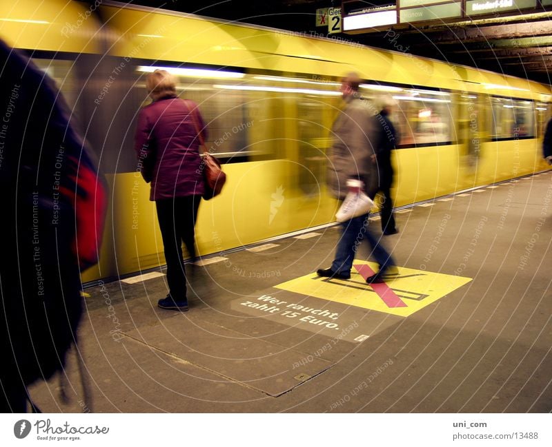 flotte Berliner U-Bahn Bahnsteig Gleise Mensch Rauchen verboten Verkehr gelbe U-Bahn move Passagier