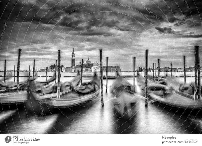 Expedition In Venezia XVIII Wasser Wolken Stadt Brücke Architektur Verkehrsmittel Wasserfahrzeug blau rot schwarz weiß Tradition Venedig Monolithsaeule