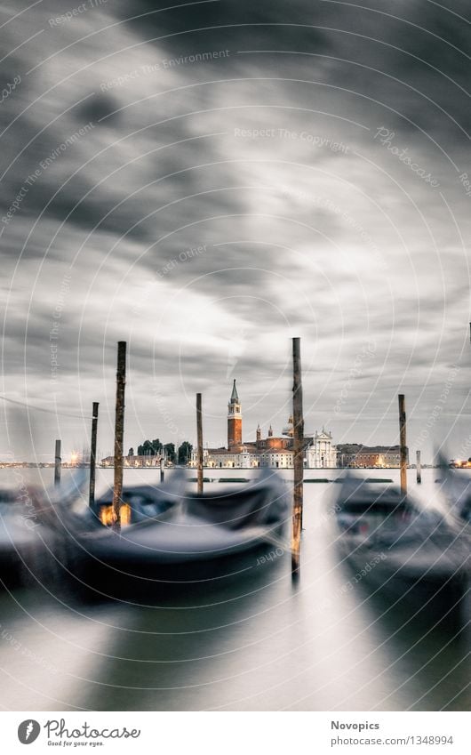 Expedition In Venezia XXII Architektur Wasser Wolken Stadt Hafenstadt Altstadt Brücke Bauwerk Verkehrsmittel Wasserfahrzeug blau rot schwarz weiß Tradition