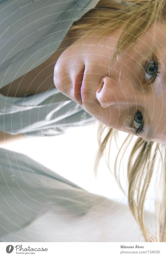 Suchen und Finden. Frau blond grün Kleid Ferne Schulter Hintergrundbild Gedanke Blick Bekleidung schön Sonne Auge Gesicht Haare & Frisuren Unschärfe Hals